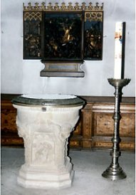 Taufstein und Osterkerze