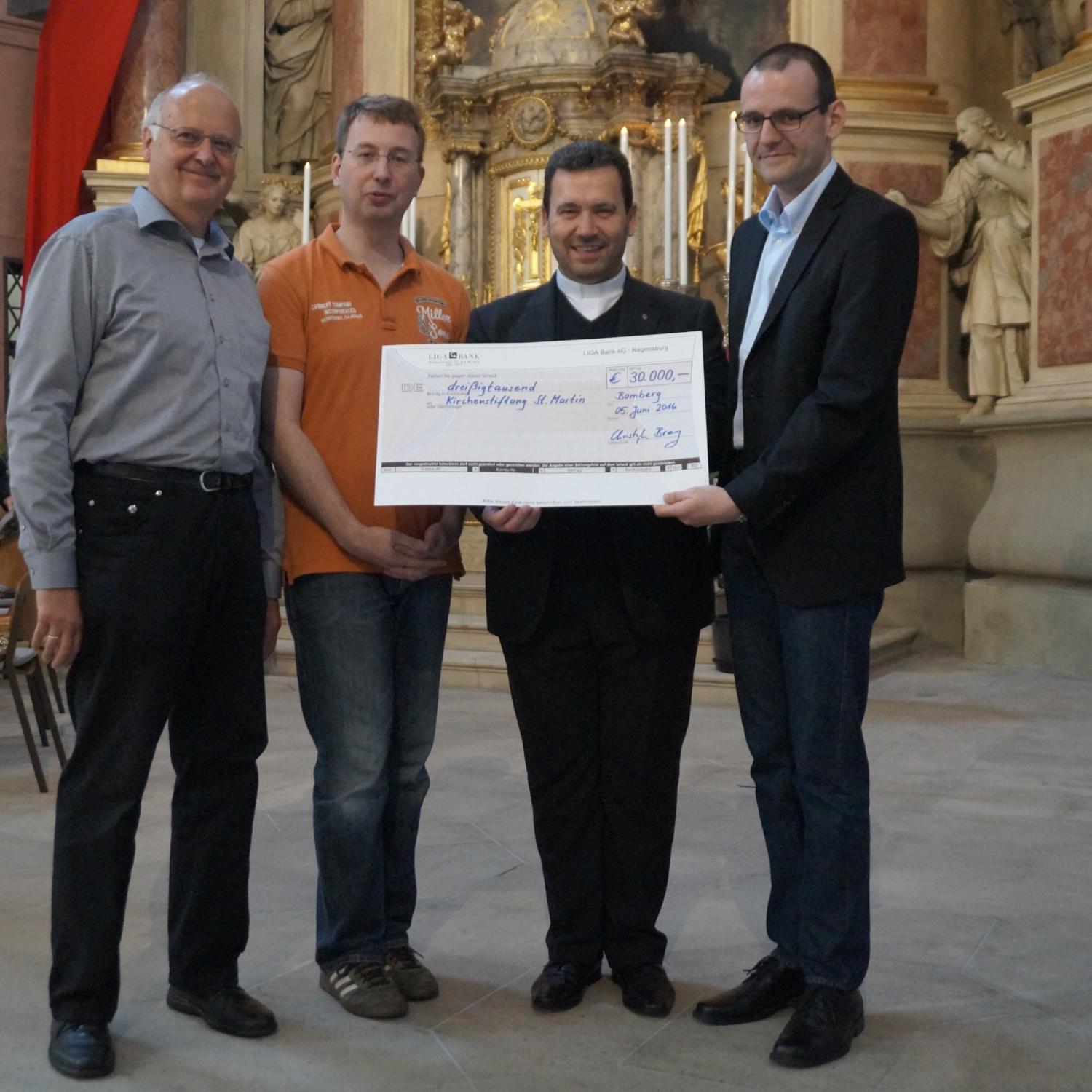 Förderverein St. Martin übergibt eine Spende über 30.000 Euro