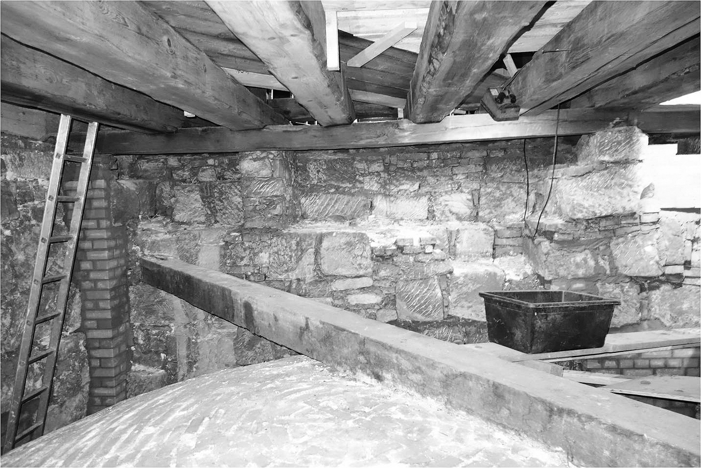 Kirchensanierung: Mauerwerk über Seitenkapellen