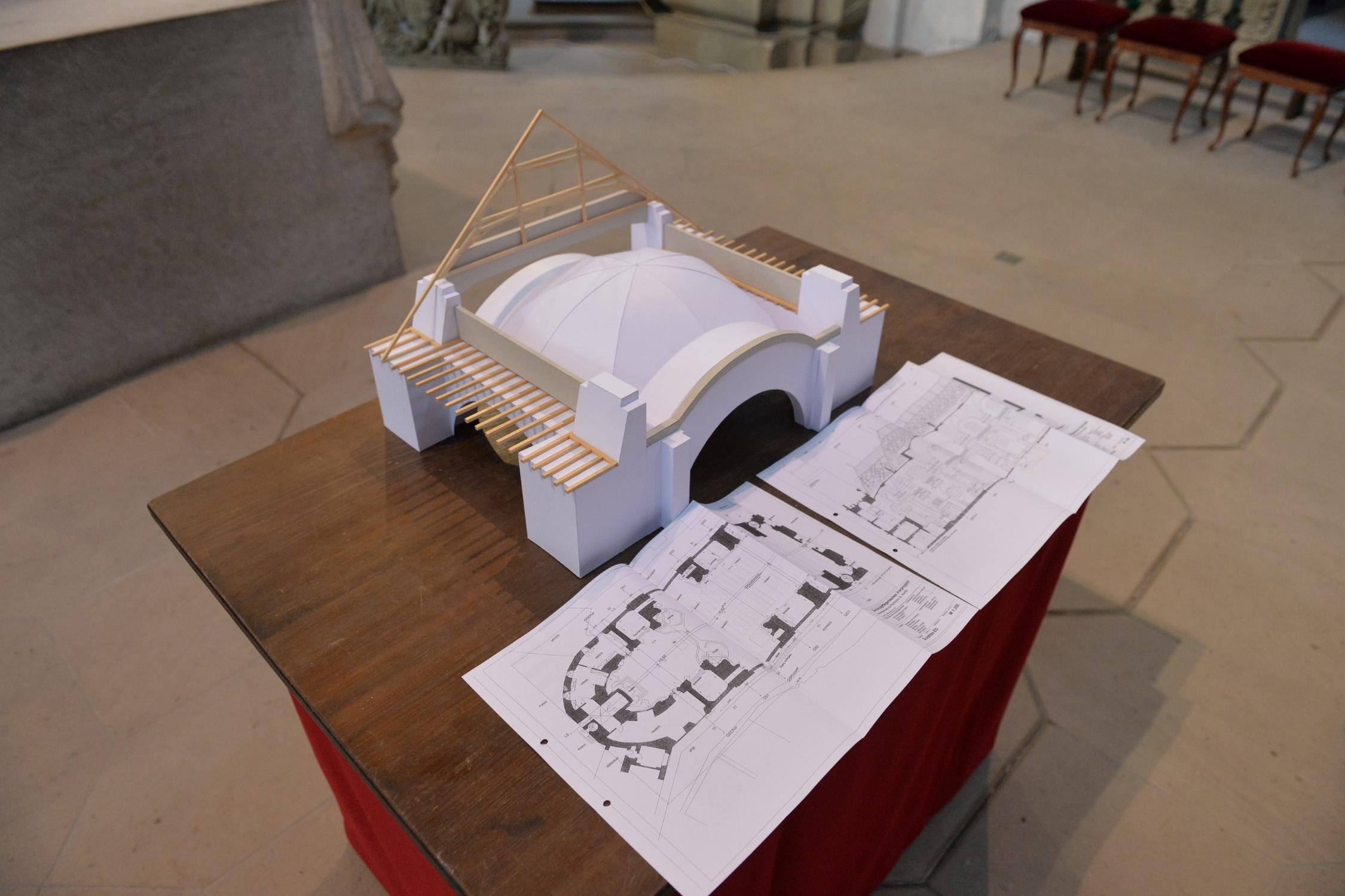 Modell der Martinskirche mit Dachkuppel