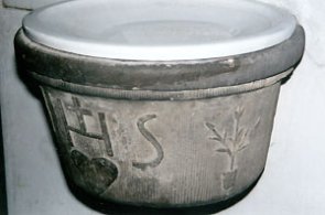 Weihwasserbecken und IHS